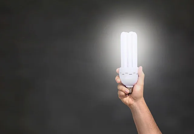 Compteur électrique et ampoule LED — économies facture électricité